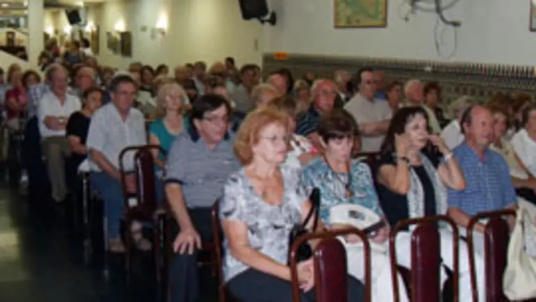 Los socios de la Casa Balear, en el salón de actos, durante la conmemoración del ‘Día de la Comunidad Autónoma’.