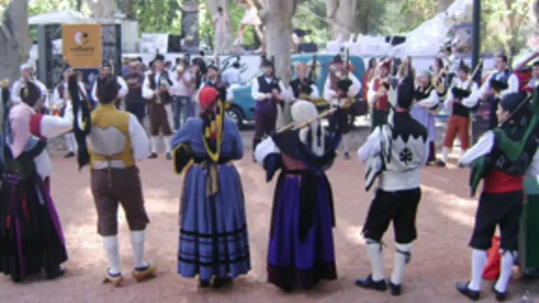  La banda se prepara para comenzar el desfile por las calles de la ciudad.