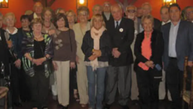  La presidenta de la Diputación de León, Isabel Carrasco, junto a emigrantes en una Operación Añoranza.