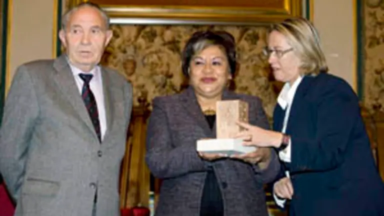  La presidenta de la Diputación de Salamanca, Isabel Jiménez, junto a María Enriqueta Cerón Velásquez.