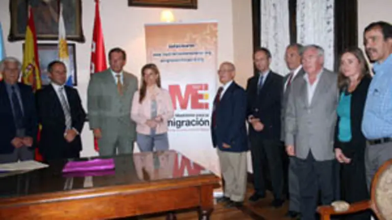  La directora de la Agencia Madrileña de Emigración, junto a las autoridades del Centro Gallego, tras la firma del convenio. 