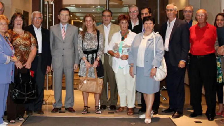 La directora de la Agencia Madrileña para la Emigración, junto a directivos del Centro Galicia y del PP de España en Argentina en la entrada de la sede institucional.