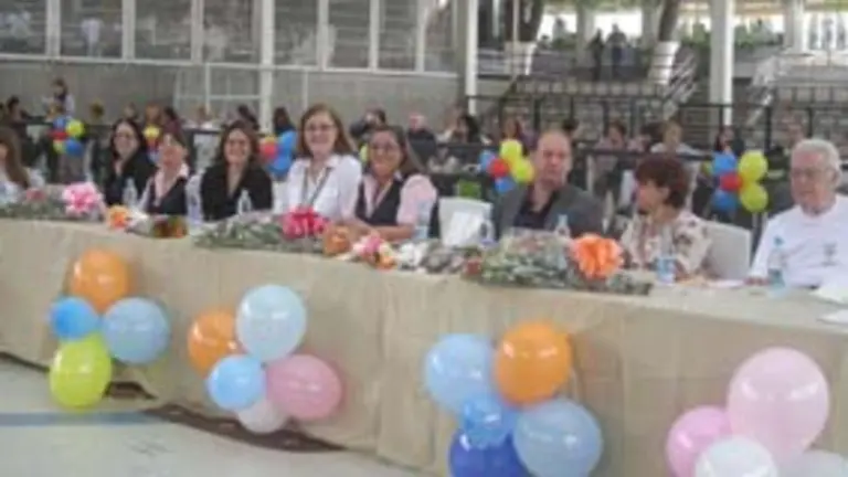  Parte del equipo coordinador del Colegio Castelao, encabezado por la directora, Mar&iacute;a Isabel Feij&oacute;o, acompa&ntilde;ada del presidente y de la secretaria de Cultura y Arte de la HGV, y del director de la C&aacute;tedra de Cultura Gallega del plantel.