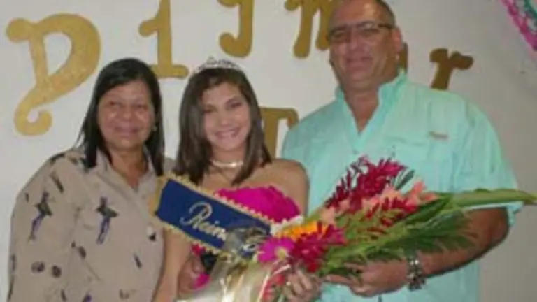  Digmar I, acompa&ntilde;ada de sus padres, Delis Rodulfo de Quiven y Jos&eacute; Luis Quiven Justo, secretario de Festejos y Recreaci&oacute;n del CGPLC.