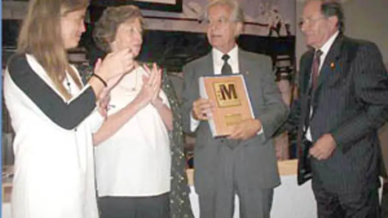 Victoria Cristóbal entrega en Chile un reconocimiento a Elías Vila.