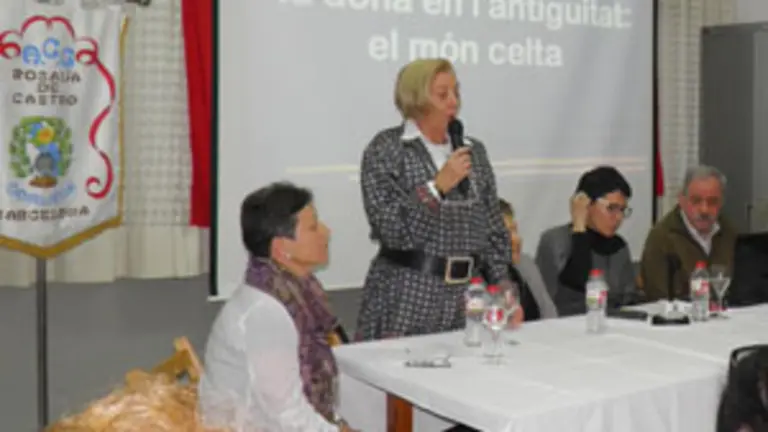  A catedr&aacute;tica Nuria Pujol, durante a s&uacute;a conferencia na Asociaci&oacute;n que agrupa a os galegos en Cornell&aacute;.