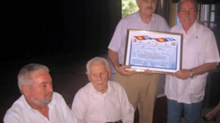  Manolo P&eacute;rez le hace entrega a Antonio Trev&iacute;n del diploma de honor.