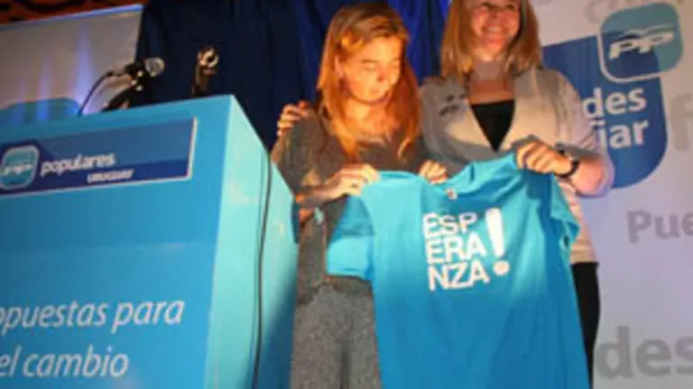  Victoria Cristóbal entrega a Esperanza Romariz una camiseta con el nombre de Esperanza.