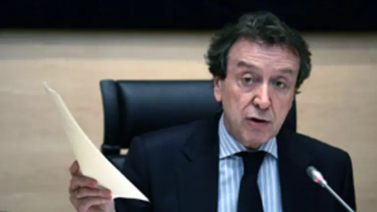  El consejero de la Presidencia y portavoz, José Antonio de Santiago-Juárez, anunciando el acuerdo.