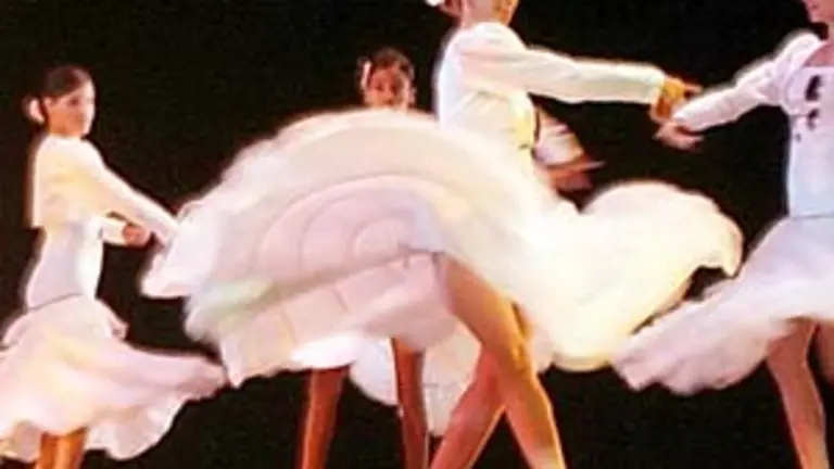  Un momento de la actuación del grupo de danzas.