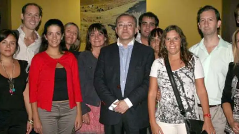 Félix Colsa y Julia Hernando -en el centro-, junto al grupo de jóvenes de la Federación de Sociedades Castellanas y Leonesas de Argentina. 