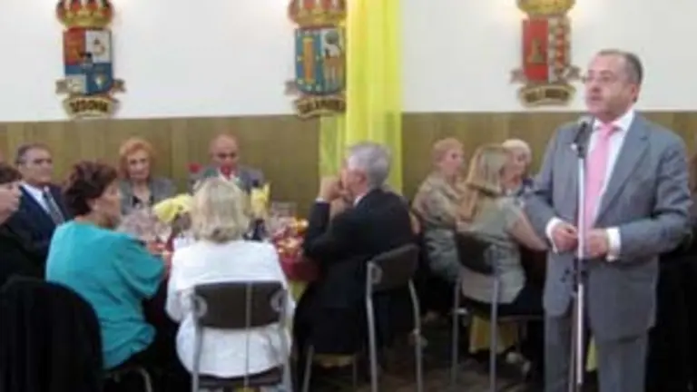  Colsa se dirige a los asistentes a la cena en el Centro de Mar del Plata.