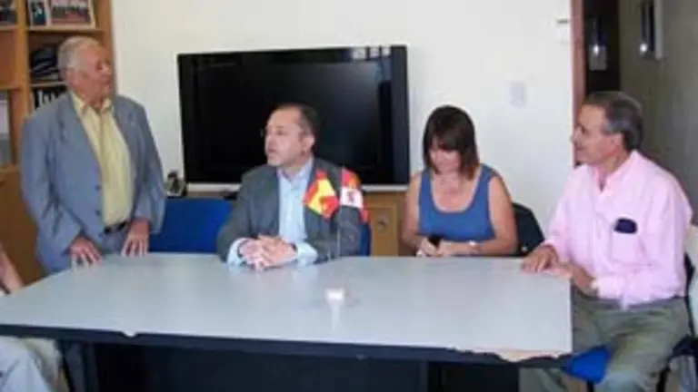  Félixo Colsa -2º por la izquierda- durante la reunión con la Junta Directiva del Centro Castellano y Leonés de Bahía Blanca. 