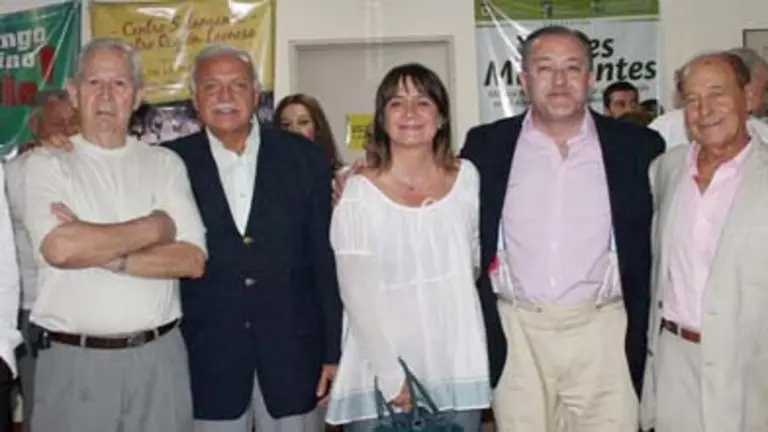  Félix Colsa, junto a directivos del Centro Salamanca y la presidenta de la Federación de Sociedades Castellanoleonesas de Argentina, Julia Hernando. 