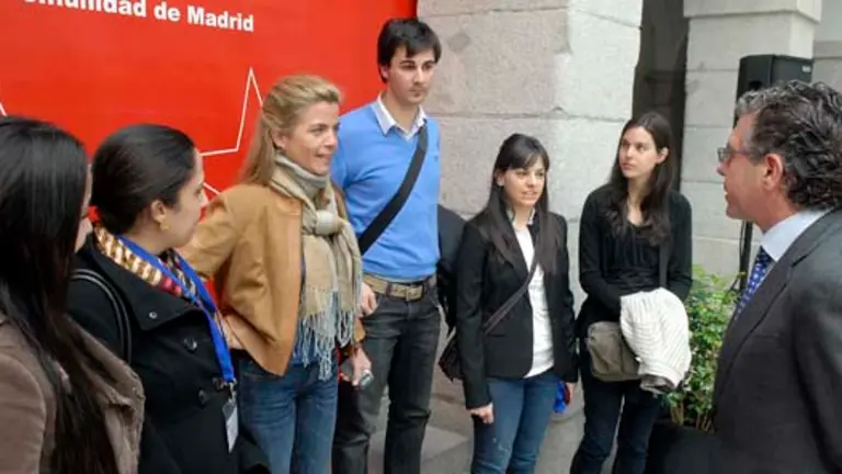Francisco Granados charla con Victoria Cristóbal y los jóvenes madrileños del exterior beneficiarios de la beca