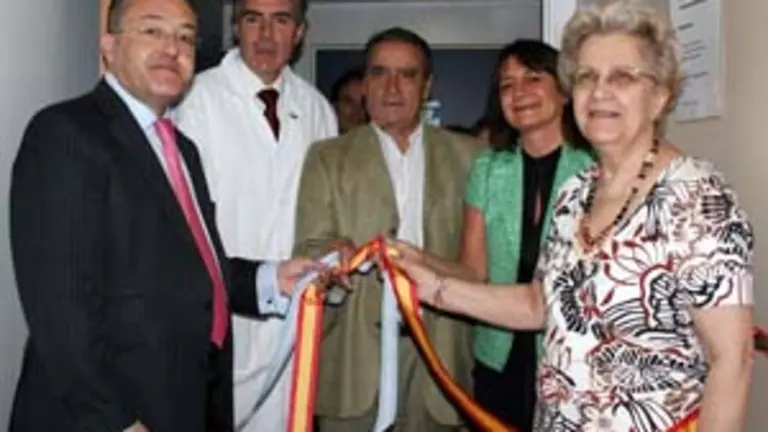 Félix Colsa, Ricardo Pol y Elma Espisúa inauguran el equipamiento nuevo, junto a los presidentes de las federaciones argentinas de sociedades españolas y de castellanas y leonesas.