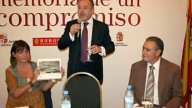  Colsa en Buenos Aires promueve la exposición sobre la emigración castellano-leonesa. A su lado, Julia Hernando y Pedro Bello.