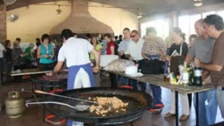  Los platos gallegos y la carne asada compitieron con la tradicional paella valenciana.