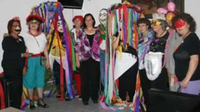  Ana Lorenzo, presidenta del Patronato, junto a mascaritas.