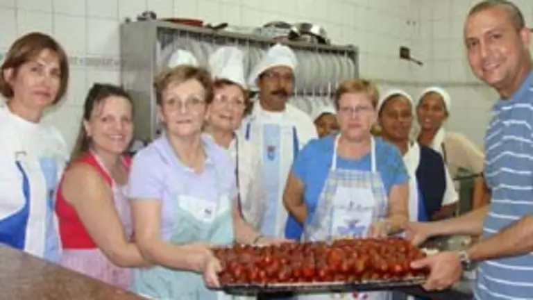  Mar&iacute;a Teresa de Rodr&iacute;guez, Marina Ren de Santos, Rosita de Fern&aacute;ndez, Carmen Paz de Caram&eacute;s, Juan (chef), Marisa Neira, Ricardo Santos Rodr&iacute;guez, presidente del CGM, y ayudantes de la cocina.