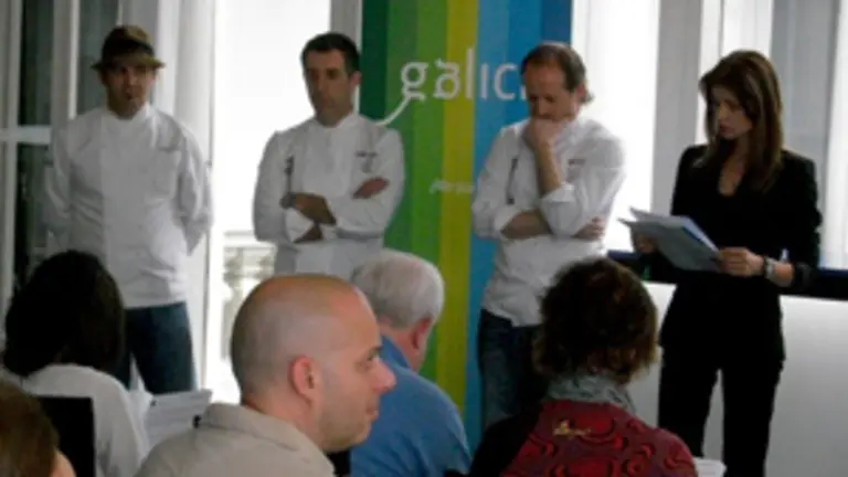  Carmen Pardo estuvo acompa&ntilde;ada, durante la presentaci&oacute;n, por los chefs participantes en el &lsquo;Millesime&rsquo;.