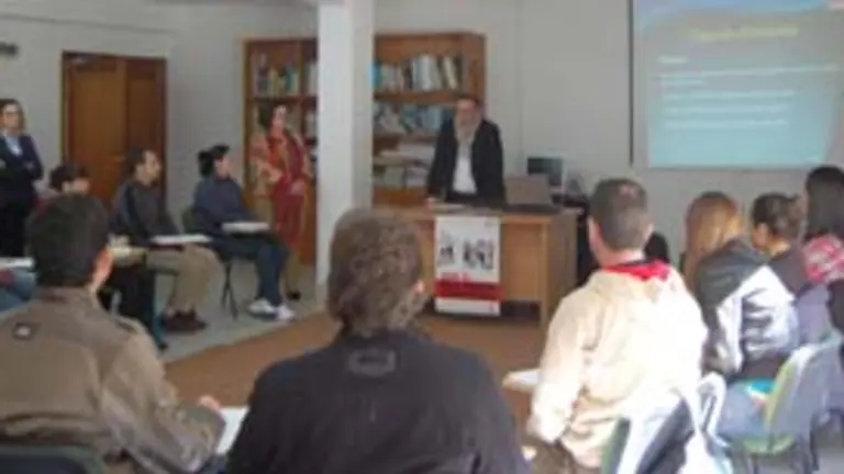  Aguar&oacute;n se dirige a los asistentes al curso de formaci&oacute;n de Santiago.