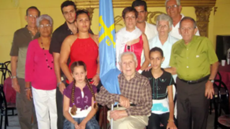  Constante, arropado por la banda astur de familiares.