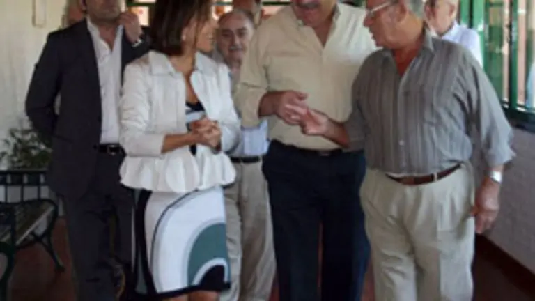 La conselleira de Traballo, durante la visita al Hogar Gallego para Ancianos de Domselaar.