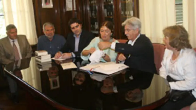  Mato entrega a Antonio R&iacute;os un obsequio de encajes de Camari&ntilde;as.