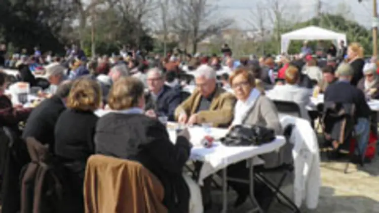 Cachola, chourizos, cachelos e filloas, adem&aacute;is de vi&ntilde;o, foron degustados na festa gastron&oacute;mica. 
