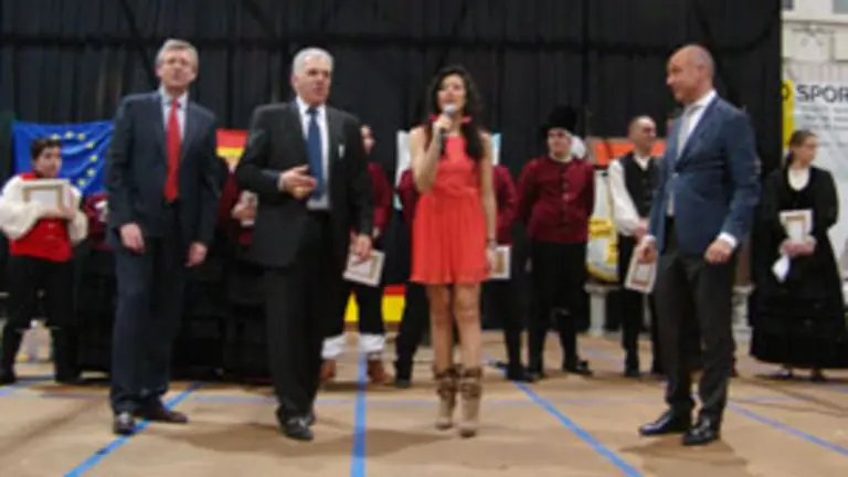  Alfonso Rueda y Santiago Camba, junto a Jos&eacute; Gil, presidente de &lsquo;As Xeitosi&ntilde;as&rsquo;, y Luc&iacute;a P&eacute;rez, representante espa&ntilde;ola en Eurovisi&oacute;n, durante el 30&ordm; aniversario.