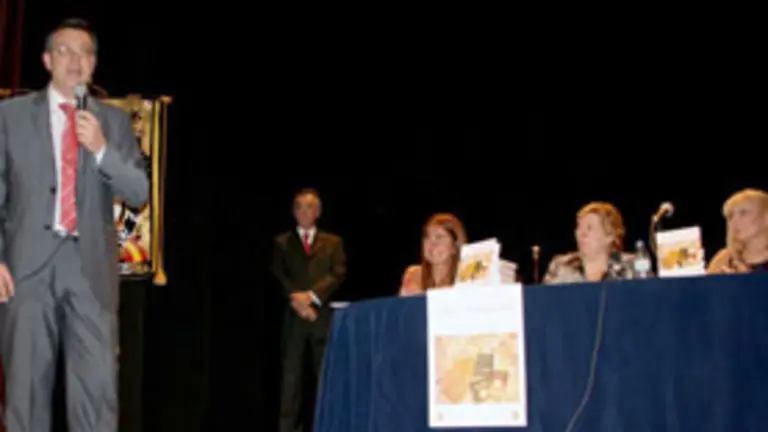  El alcalde de Zas puso en valor la labor de las autoras del libro, las cuales aparecen sentadas en la mesa.