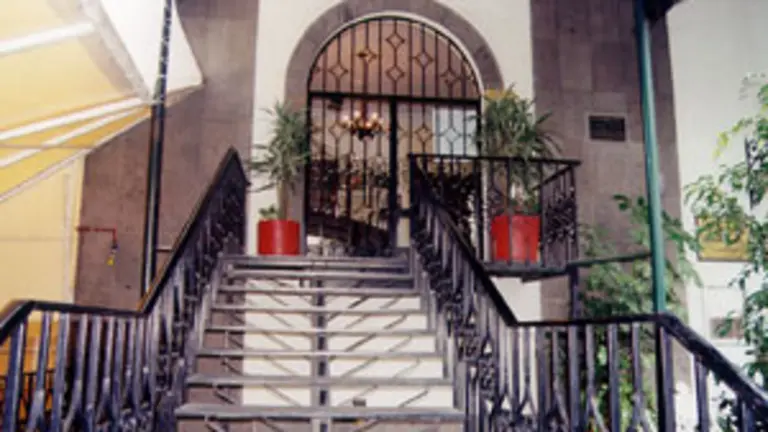 Entrada al edificio, que está en la calle Cerradas de Las Palomas.