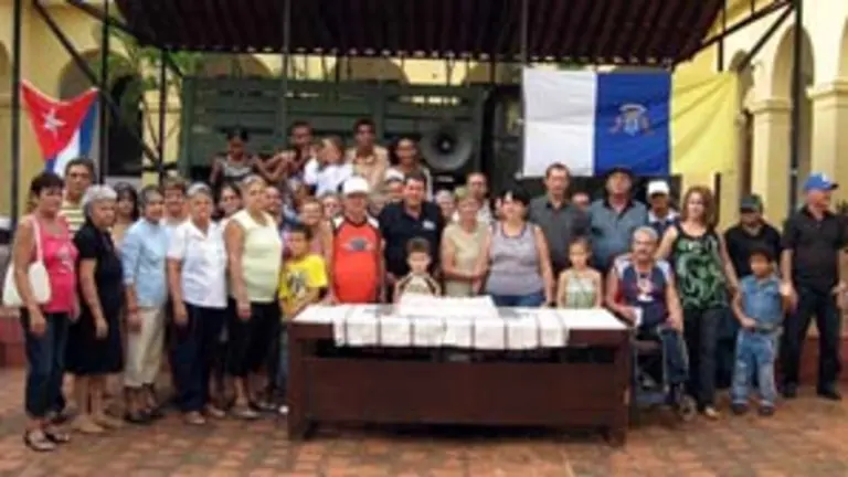  El escritor Manuel López Isla, junto a directivos y algunos de los invitados.