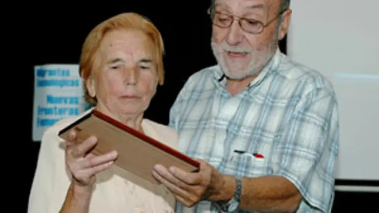 Francisco Lores, con Carmen Feans, a la que entreg&oacute; una placa.