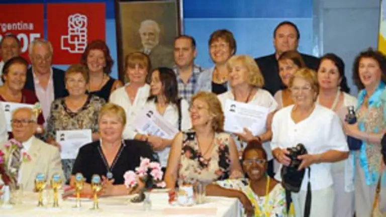  Algunas de las premiadas de la Asociaci&oacute;n Cultural, con la presidenta, Stella Maris Latorre &ndash;en el centro&ndash;.