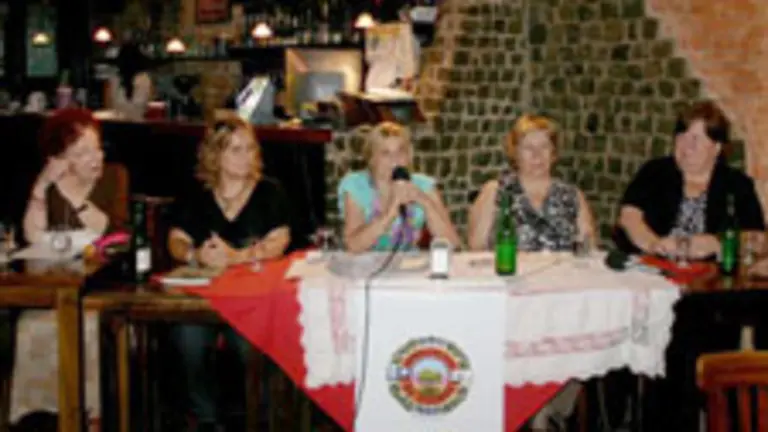  De izda. a dcha., Gabi Sande, Rosa Puente, Ver&oacute;nica Torres, Graciela Pereira, Fina Gerpe, Beatriz Lagoa y Olegaria Dourado, durante un momento de la conmemoraci&oacute;n.