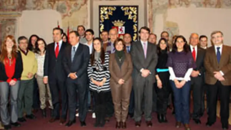  Alfonso Fernández Mañueco, con los descendientes becados este año.