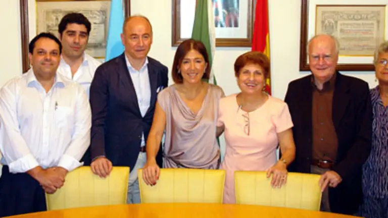  Beatriz Mato y Santiago Camba, junto con los dirigentes de la Sociedad Recreio de los Anci&auml;os de R&iacute;o de Janeiro.