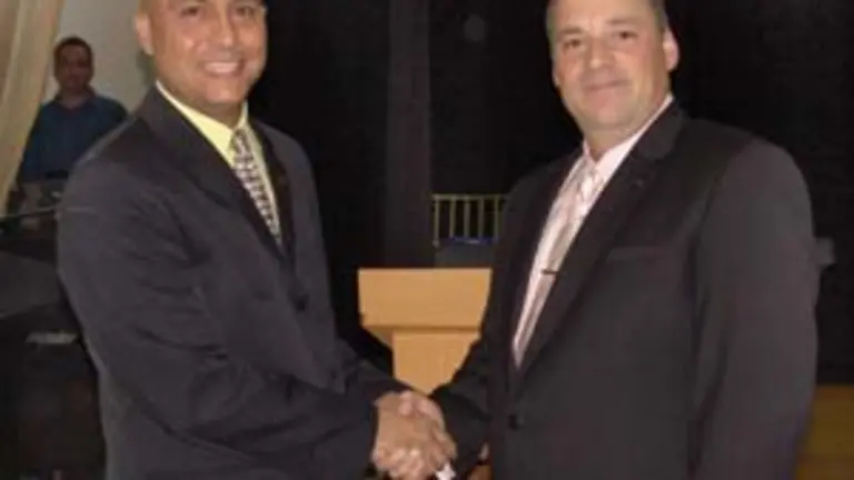  Ricardo Jos&eacute; Santos Rodr&iacute;guez, presidente saliente del CGM, saluda a Juan Carlos Fern&aacute;ndez Valle, nuevo presidente de la entidad, durante el acto de juramentaci&oacute;n.