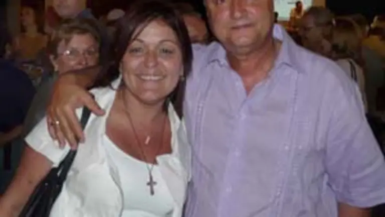 La presidenta saliente, Arcilia Díaz González, felicitó a José Miguel Pérez por el triunfo obtenido.