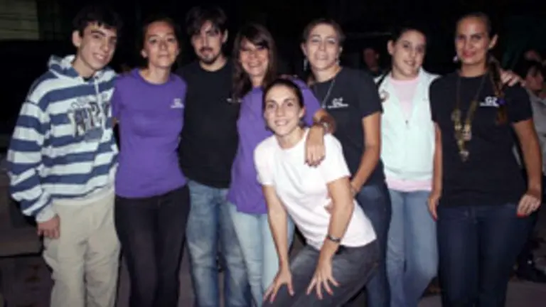  Entre el p&uacute;blico, integrantes de la agrupaci&oacute;n folcl&oacute;rica del Centro Arzuano Melidense.