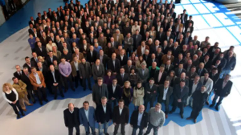  Dirigentes del PPdeG y candidatos posan en la entrada del pabell&oacute;n.