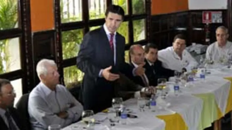  José Manuel Soria, durante sus palabras con los empresarios en la sede del HCV.