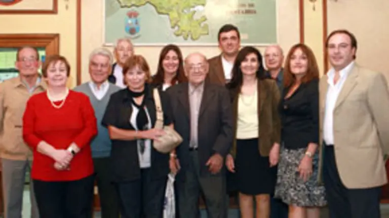 Ricardo Cortes –5º izda.–, durante su estancia en el Centro Montañes-Casa de Cantabria de Buenos Aires.