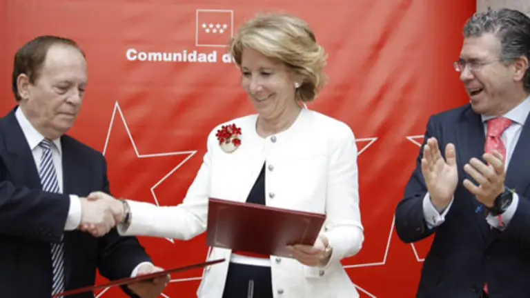 Juan José Cantalapiedra estrecha la mano de Esperanza Aguirre, tras la firma del convenio y en presencia de Francisco Granados.