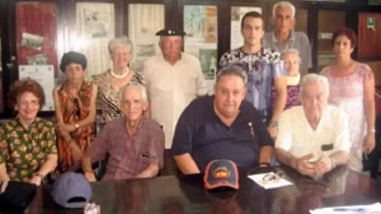  El joven Joel Regueiro &ndash;en el centro&ndash;, con Jos&eacute; A. M&eacute;ndez, entre otros, tras la elecci&oacute;n de la nueva junta directiva.