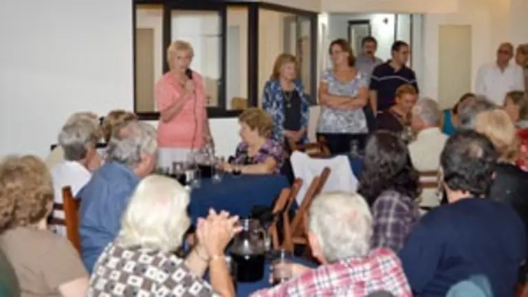  Rosita Llad&oacute;, presidenta del Centro, se dirige a los concurrentes.