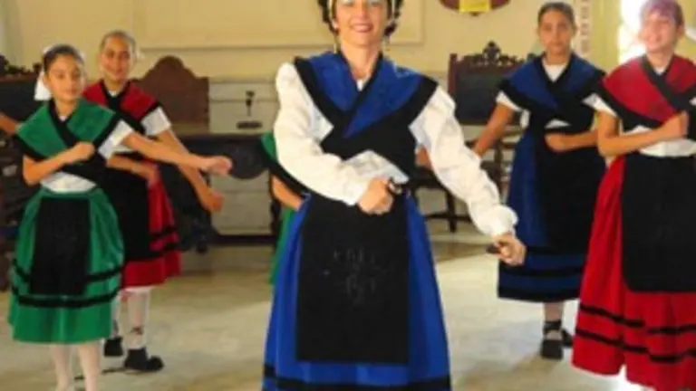  El grupo &lsquo;Manto de rosas&rsquo;, con trajes tradicionales gallegos, durante su actuaci&oacute;n.