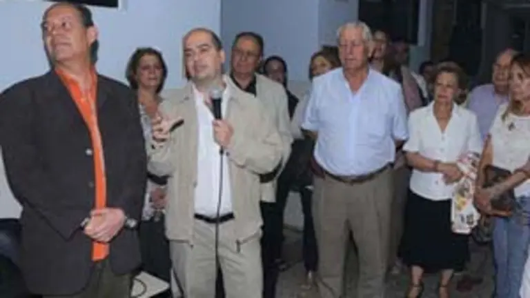  Jos&eacute; Luis Cerdeira &ndash;micr&oacute;fono en mano&ndash; detalla las bondades del equipo, acompa&ntilde;ado por Antonio Pi&ntilde;&oacute;n, presidente de la HGV &ndash;1&ordm; izda.&ndash;, Juan Su&aacute;rez, vicepresidente, y Felisindo L&oacute;pez, ex presidente de la entidad, entre otros.